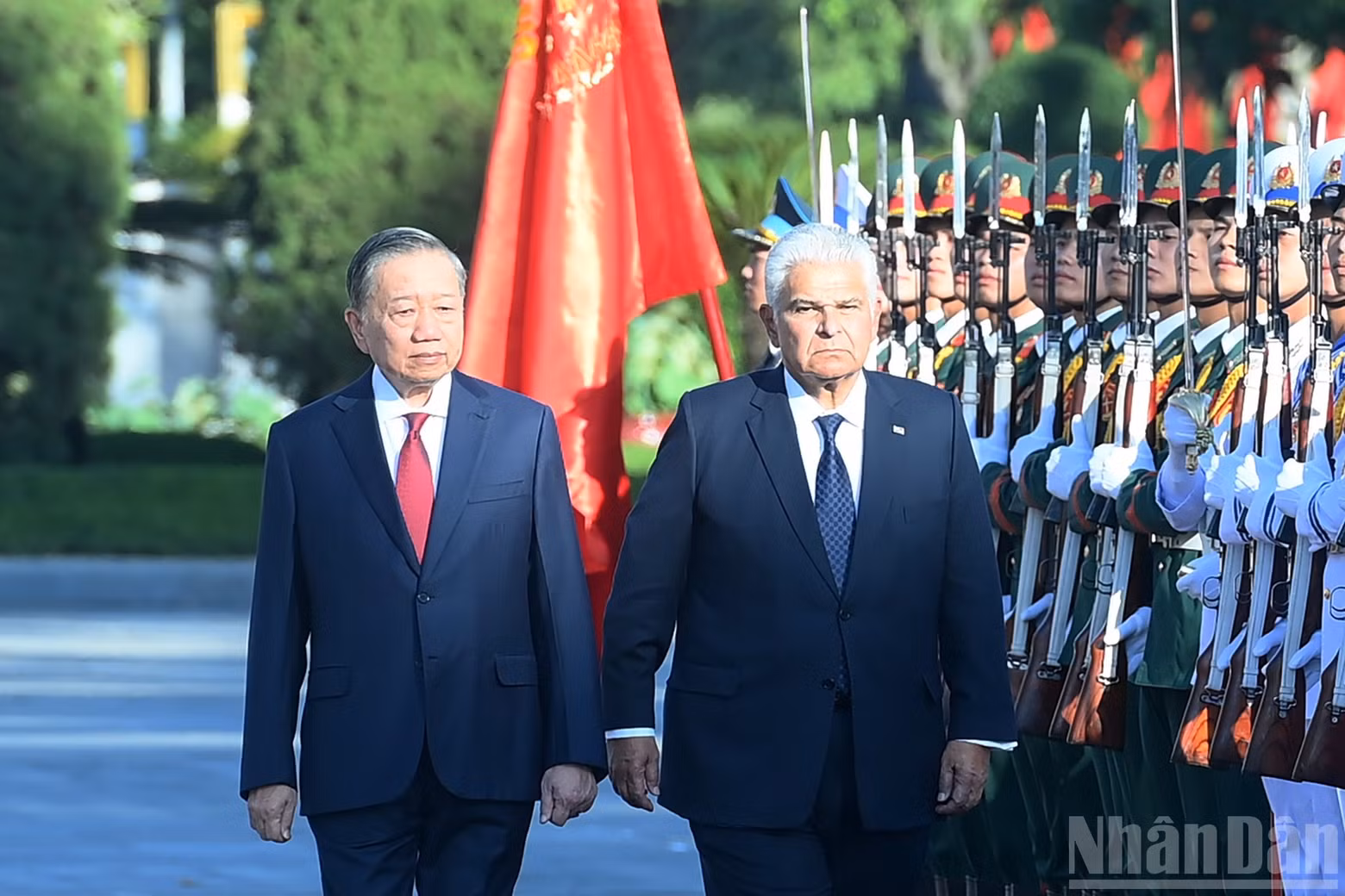 Генеральный секретарь ЦК КПВ, Президент Вьетнама То Лам и Президент Панамы Хосе Рауль Мулино обходят строй почетного караула Вьетнамской народной армии.