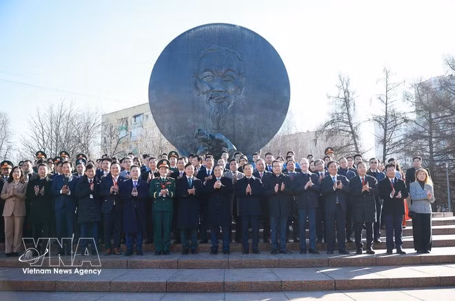 Премьер-министр Фам Минь Тьинь вместе с делегатами принял участие в церемонии возложения цветов к памятнику Президенту Хо Ши Мину в столице Москвы. Фото: ВИА