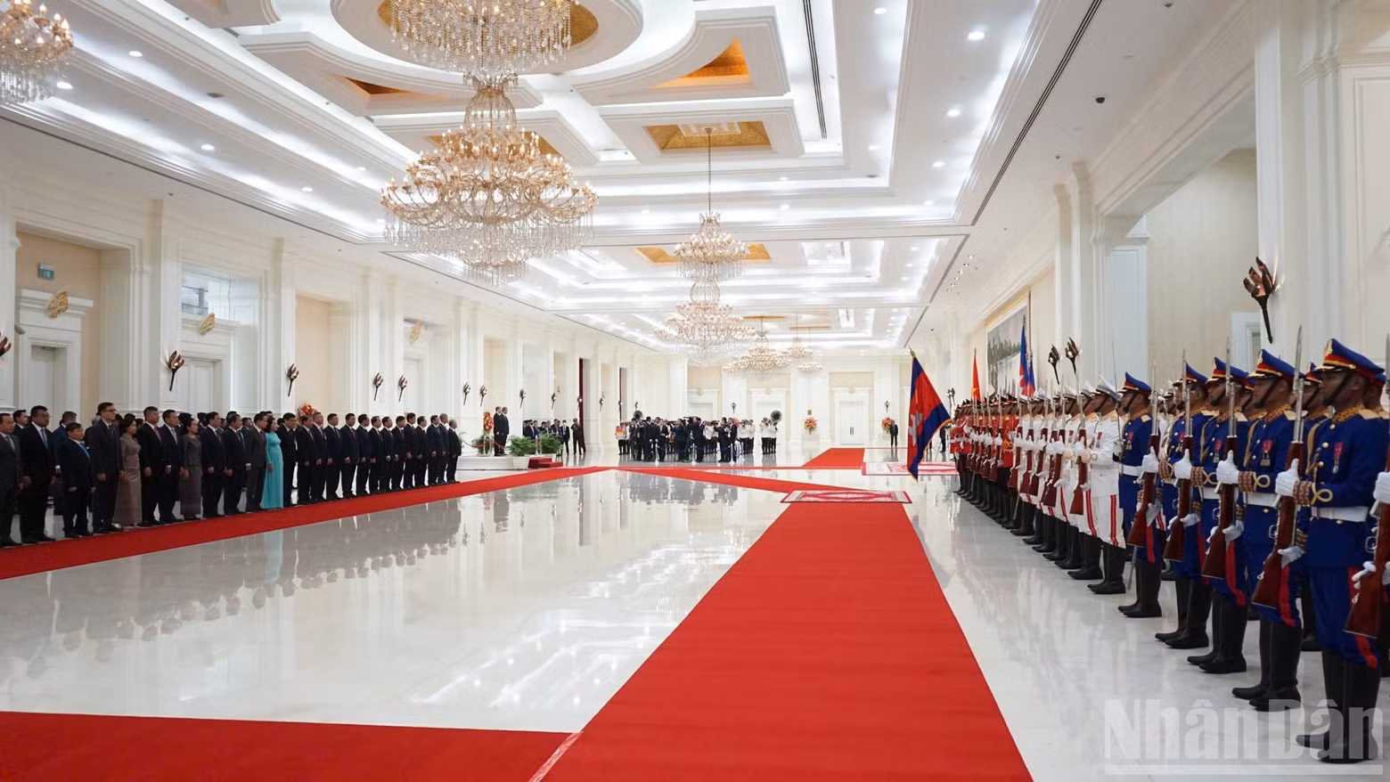 Общий вид церемонии официальной встречи Премьер-министра Ле Минь Хынга в Пномпене. Фото: Динь Чыонг