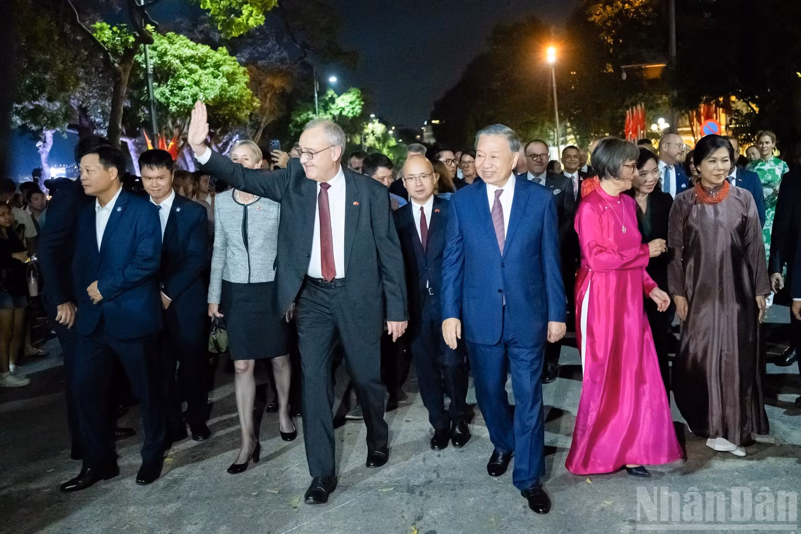 Генеральный секретарь ЦК КПВ, Президент Вьетнама То Лам с супругой и Президент Швейцарии Ги Пармелен с супругой прогуливаются по пешеходной зоне у озера Хоанкием.
