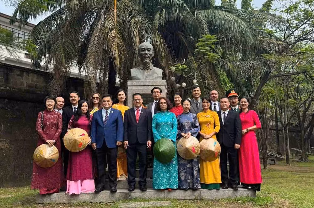 Сотрудники Посольства фотографируются на память у памятника Президенту Хо Ши Мину в Саду АСЕАН в историческом районе Интрамурос в Маниле.