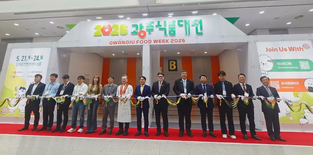 Участники перерезают ленточку на церемонии открытия «Gwangju Global Food Fair 2026». (Фото предоставлено VKBIA)