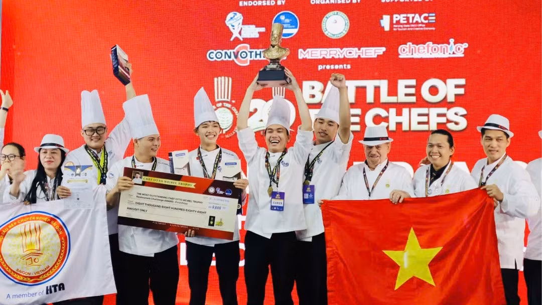 Вьетнамские повара радуются победе в командной дисциплине Team 5 Otto Chef. (Фото предоставлено Ассоциацией профессиональных поваров Сайгона)