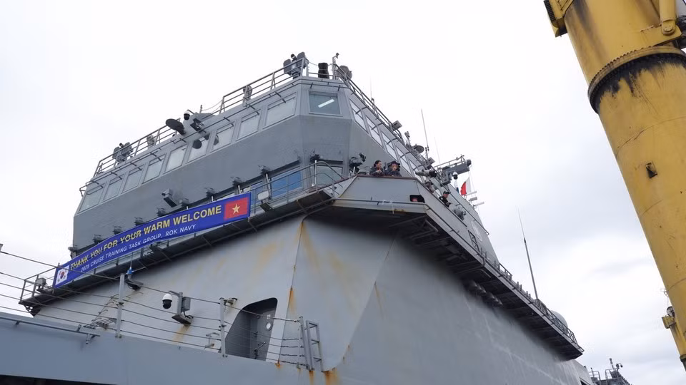 Учебный корабль ROKS Hansando имеет водоизмещение 4 500 тонн, длину 142 м, высоту 18 м и оснащён современными стелс-технологиями, позволяющими минимизировать различные типы излучаемых сигналов. (Фото: tienphong.vn)