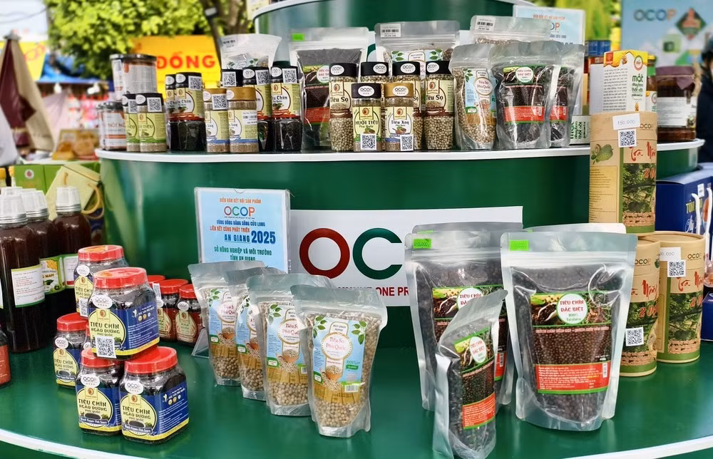 Продукция OCOP провинции Анзянг представлена на выставке продукции OCOP и региональных деликатесов провинций дельты реки Меконг и других регионов Вьетнама. (Фото: ВИА)