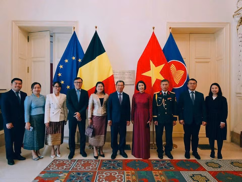 Сотрудники Посольств Лаоса и Вьетнама фотографируются на память. (Фото: предоставлено Посольством Вьетнама в Бельгии)