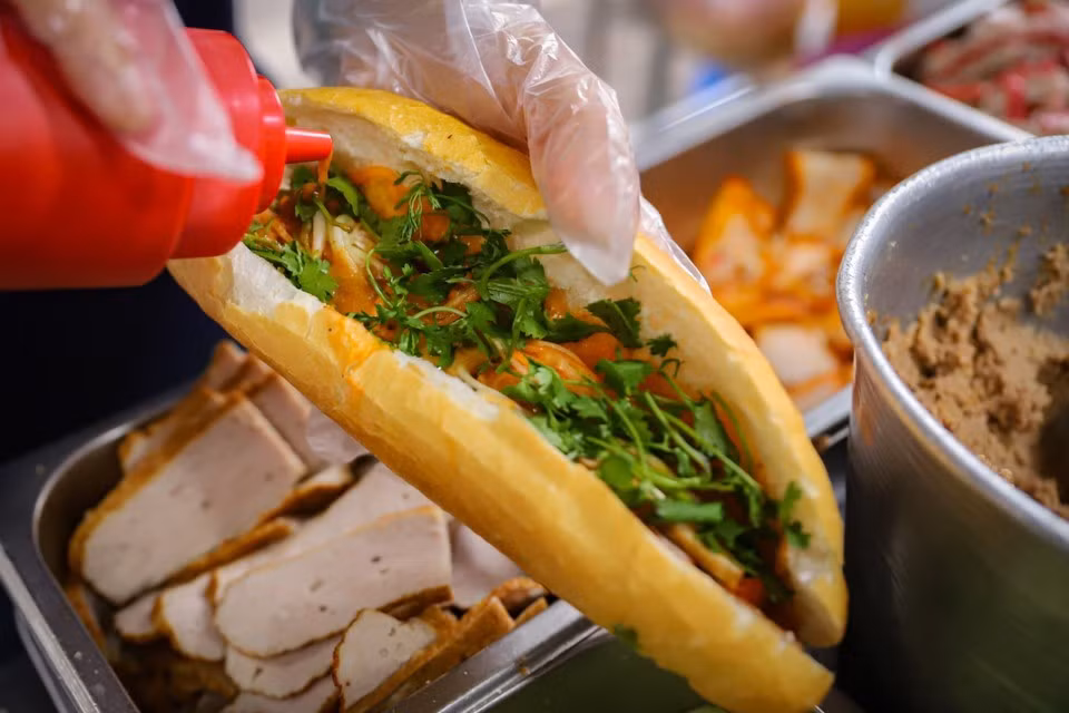 Не только внешний вид, но и вкус вьетнамского баньми является главным фактором, который впечатляет гурманов: хрустящая горячая корочка, насыщенный вкус мясной начинки и уникальная кислинка свежих или приготовленных в виде салата овощей. (Фото: Вьетнам+)
