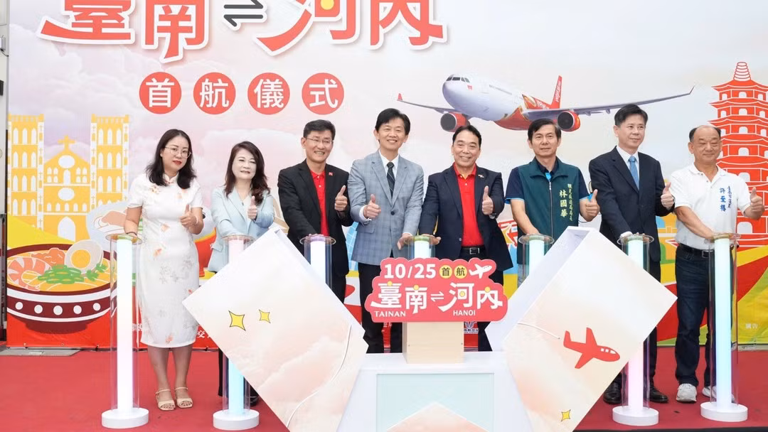 Руководители Vietjet и города Тайнань (Тайвань, Китай) проводят церемонию открытия авиамаршрута Ханой – Тайнань. (Фото: Туен Ви)