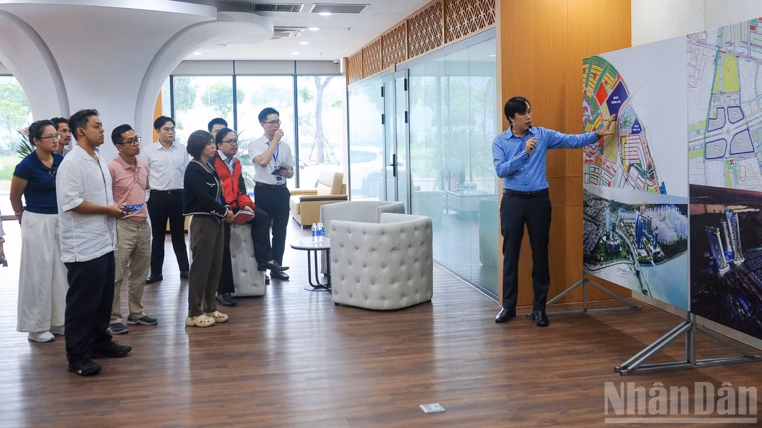 Инвесторы знакомятся с Международным финансовым центром Вьетнама в Дананге в рамках Недели экономики, финансов и технологий Дананга 2026 года. (Фото: Конг Винь)