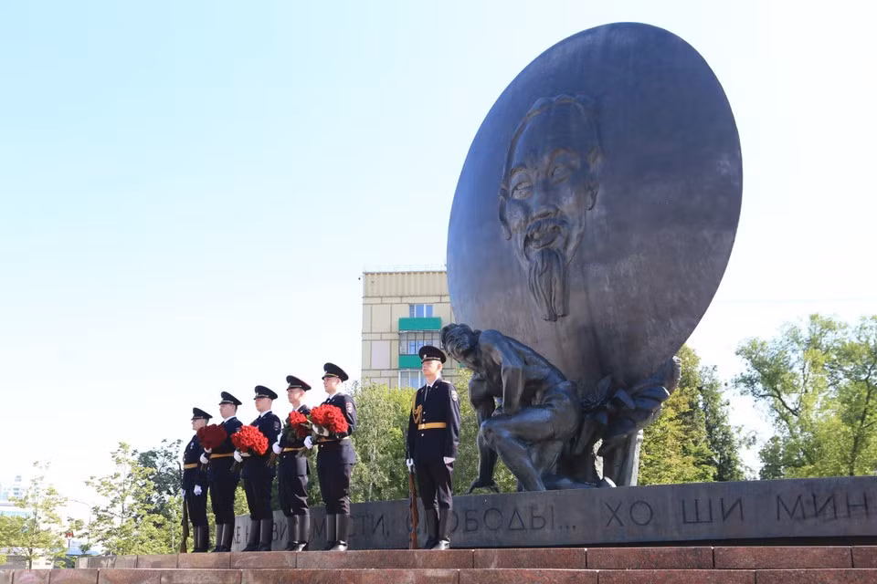 Почётный караул Главного управления МВД России по городу Москве проводит торжественную церемонию у памятника Президенту Хо Ши Мину в Москве. (Фото: ВИА)