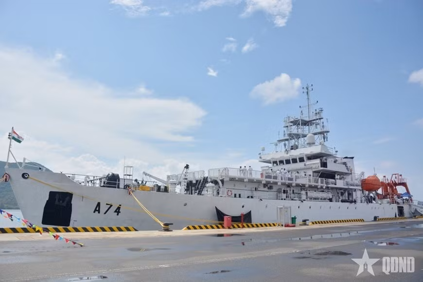Корабль INS Sagardhwani пришвартовался в Международном порту Камрань.