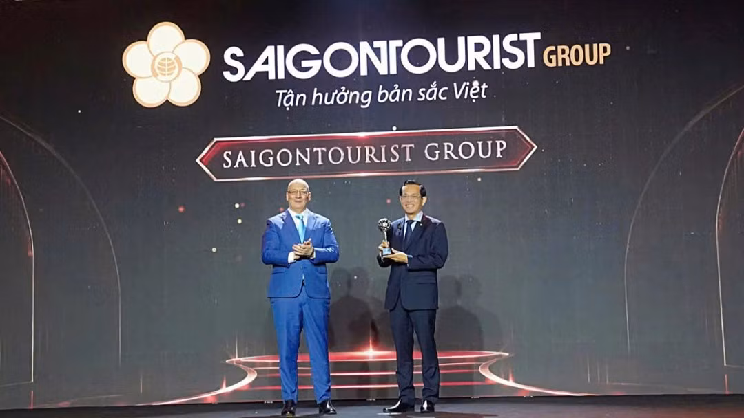Представитель Saigontourist Group получает награду «Лучший кулинарный фестиваль Азии 2026 года». (Фото предоставлено Saigontourist Group)