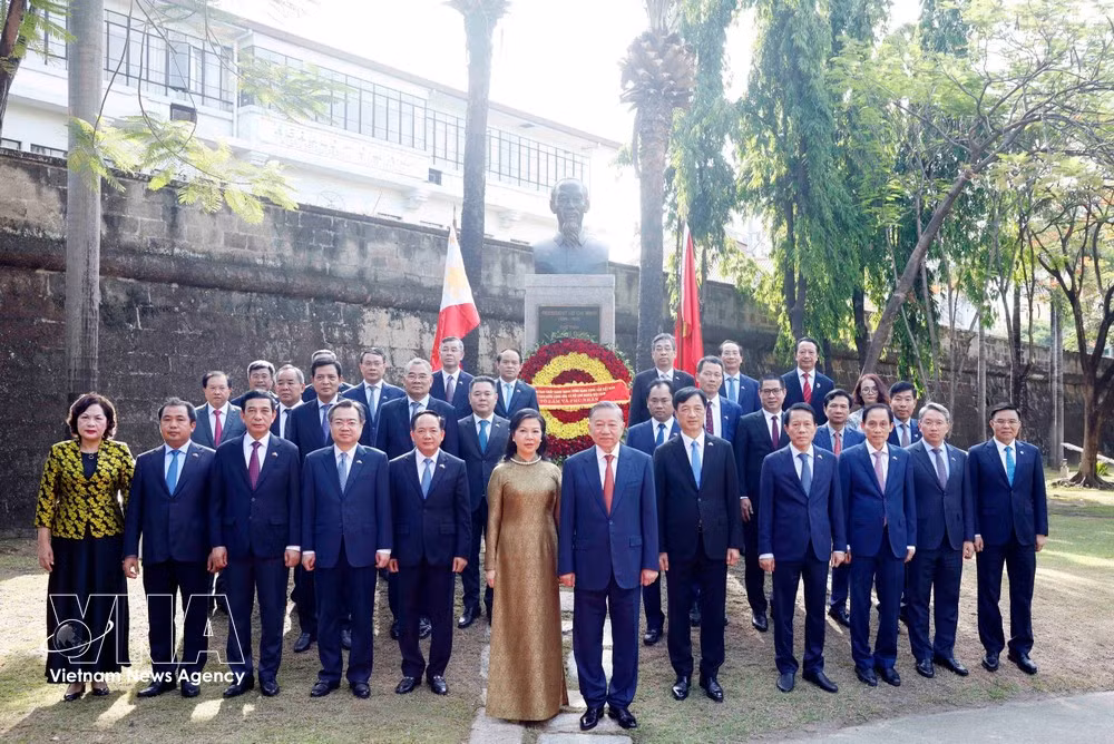 Генеральный секретарь ЦК КПВ, Президент То Лам, его супруга и вьетнамская делегация высокого уровня у памятника Президенту Хо Ши Мину в саду АСЕАН в историческом районе Интрамурос. (Фото: ВИА)
