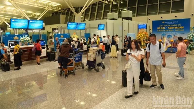 Включение Амстердама в международную маршрутную сеть Vietnam Airlines не только расширяет географию полетов авиакомпании, но и способствует повышению статуса Вьетнама на мировой авиационной карте.