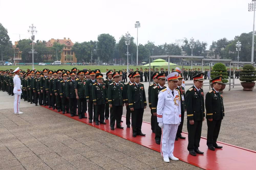 Генерал-полковник Бе Суан Чыонг возглавляет делегацию, посещающую Мавзолей Президента Хо Ши Мина.