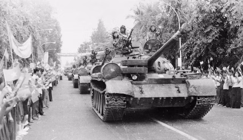 Утром 3 мая 1983 года более 30 тысяч жителей столицы Пномпеня с чувством глубокой признательности и трогательной привязанности провожали бойцов 4-го армейского корпуса — соединения «Кыу Лонг», Вьетнамских добровольческих войск, завершивших выполнение своего международного долга и отправлявшихся на Родину. (Фото: ВИА)
