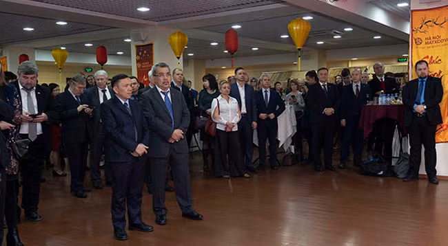Вьетнамцы во многих странах мира встречают Новый год по лунному календарю ảnh 12