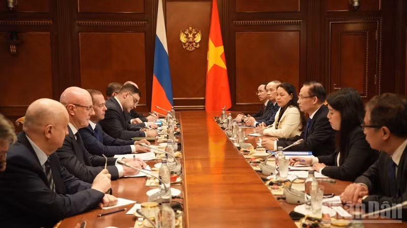 Специальный посланник Генерального секретаря То Лама, член Политбюро, Министр иностранных дел Ле Хоай Чунг встречается с Председателем Партии «Единая Россия» Д. Медведевым. Фото: Минь Фыонг