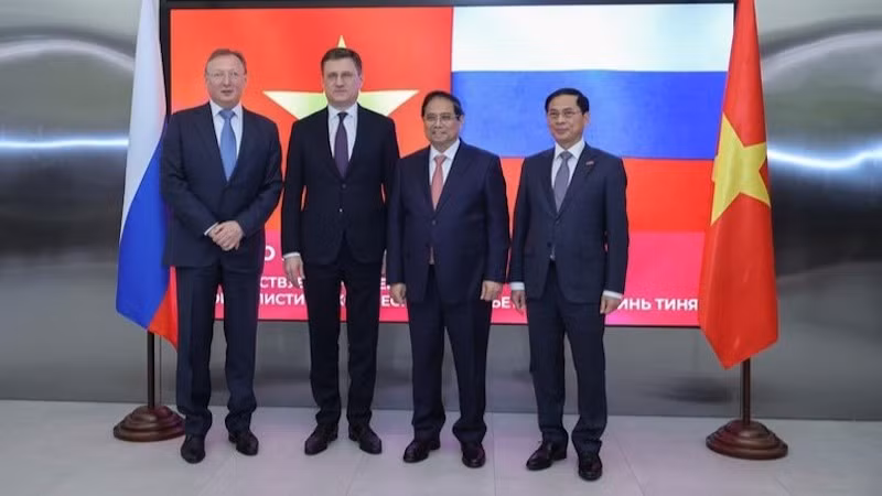Премьер-министр Фам Минь Тьинь, заместитель Председателя Правительства РФ Александр Новак (в центре), заместитель Премьер-министра Буй Тхань Шон и руководитель компании Zarubezhneft. Фото: VGP 