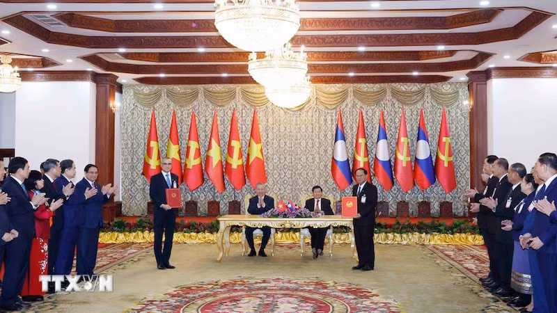 tong-bi-thu-to-lam-va-tong-bi-thu-chu-tich-nuoc-lao-chung-kien-le-trao-cac-van-kien-hop-tac-2.jpg