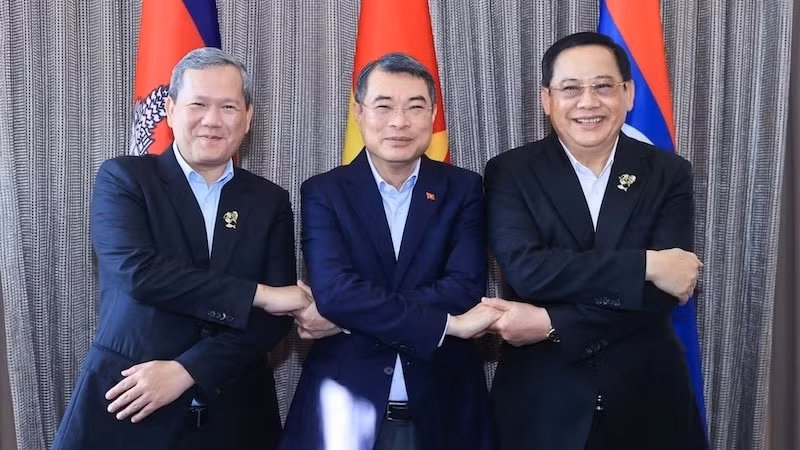 vna-potal-thu-tuong-ba-nuoc-campuchia-lao-viet-nam-an-sang-va-lam-viec-8747715.jpg