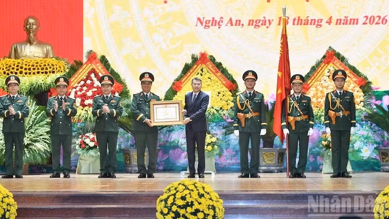 Премьер-министр Ле Минь Хынг вручает 4-му военному округу звание Героя Народных вооруженных сил. Фото: Тхань Жанг