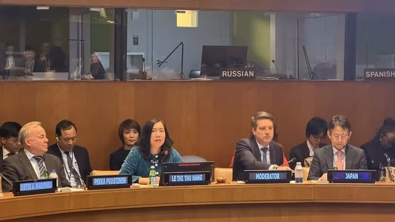 Замминистра иностранных дел Ле Тхи Тху Ханг выступает на круглом столе. Фото: baoquocte.vn