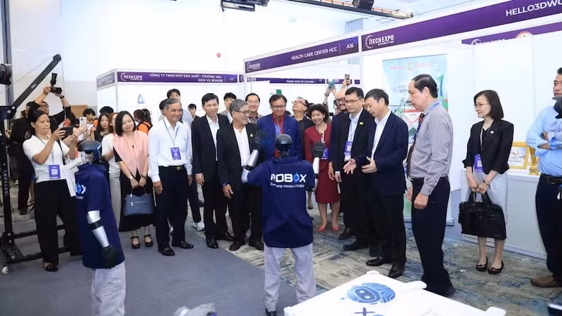 Участники выставки iTECH EXPO 2026 знакомятся с технологическими продуктами и решениями. Фото: MST