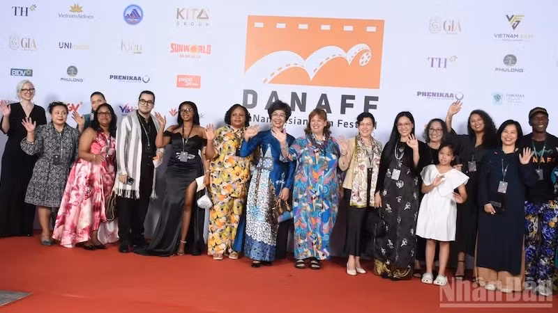 Художники и кинематографисты на фестивале.