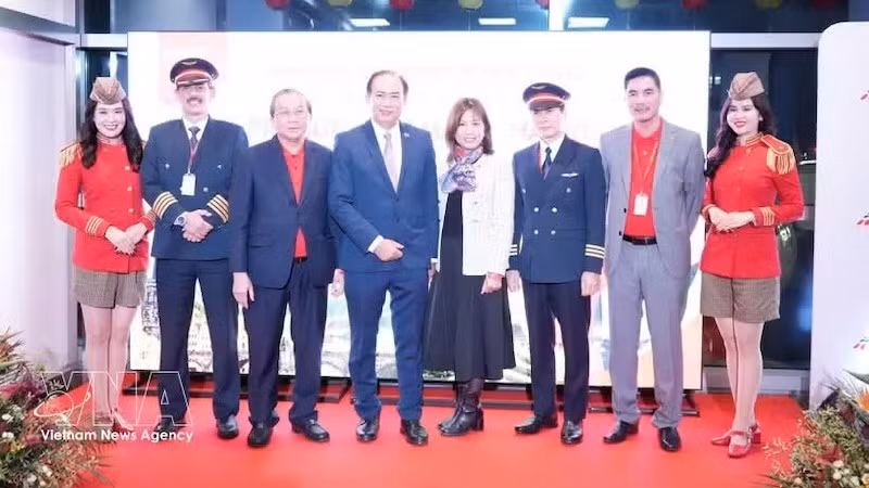 Руководители Vietjet Air, члены экипажа и гости на церемонии открытия нового маршрута. Фото: ВИА