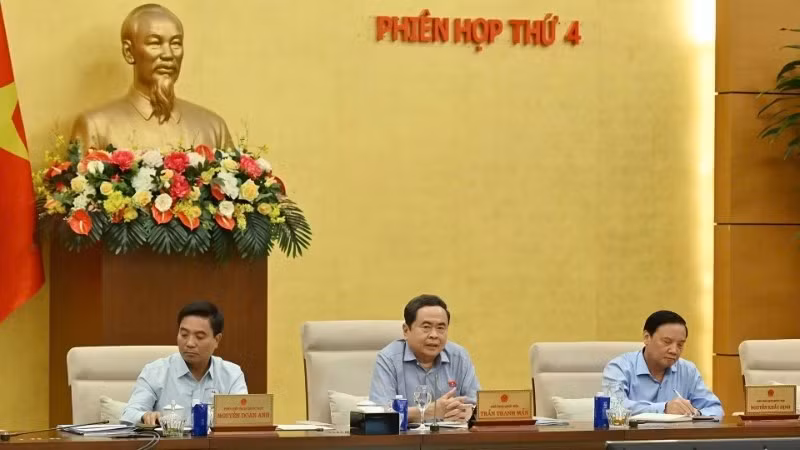 Заседание прошло под председательством Председателя НС Чан Тхань Мана. Фото: Тхюи Нгуен