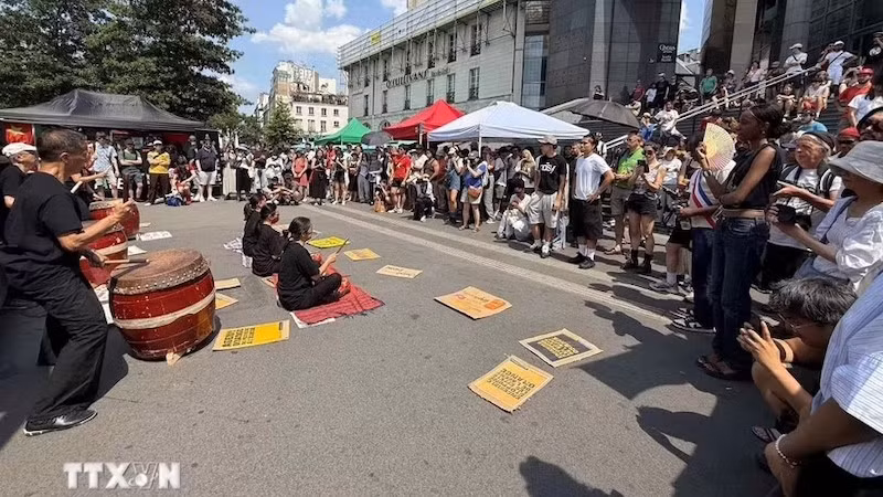Сотни людей принимают участие в марше на площади Бастилии в Париже. Фото: ВИА