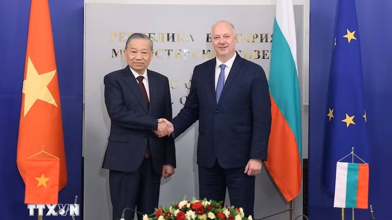 Генеральный секретарь ЦК КПВ То Лам и Премьер-министр Болгарии Росен Желязков. Фото: ВИА