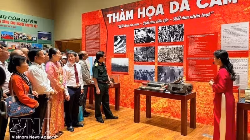 Участники осматривают экспозицию. Фото: ВИА