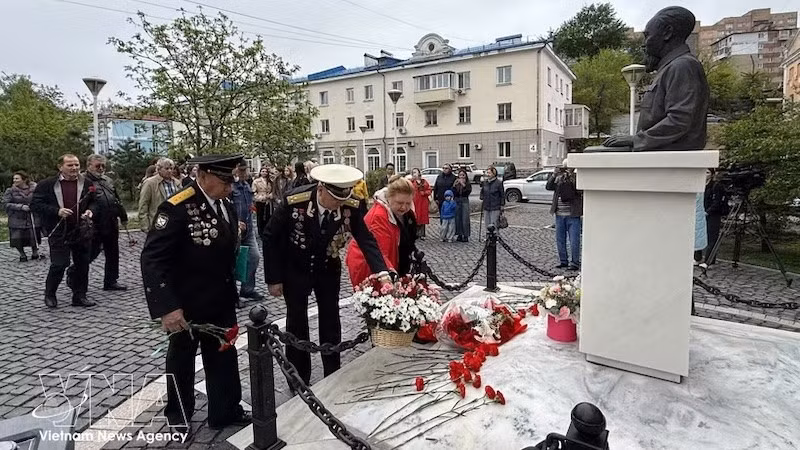 Представители Общества дружбы с Вьетнамом в Приморье возлагают цветы в память о Президенте Хо Ши Мине. Фото: ВИА