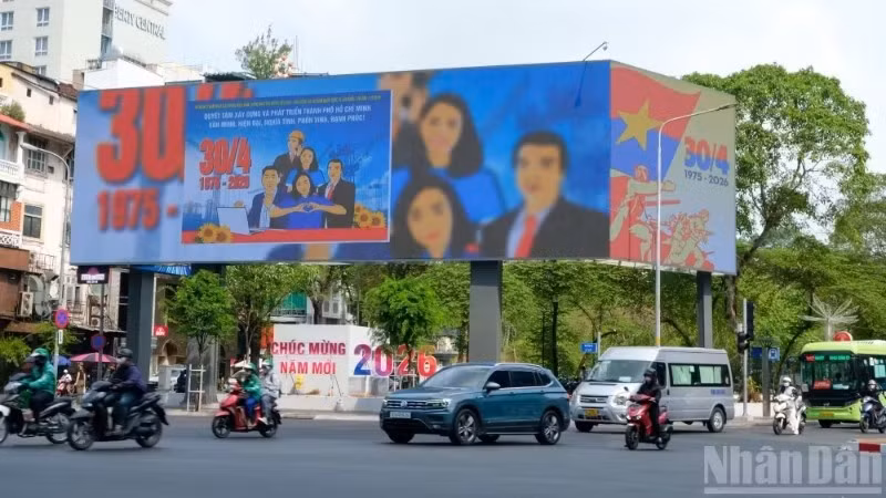 Г. Хошимин украшен флагами, транспарантами и лозунгами, посвященными 51-й годовщине освобождения Южного Вьетнама и воссоединения страны. Фото: Тхэ Ань