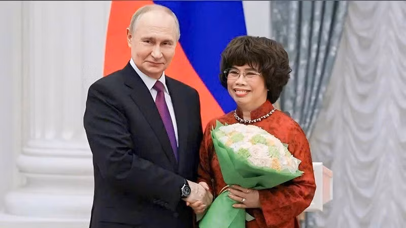 Президент Путин и Герой Труда Тхай Хыонг. Фото: kremlin.ru