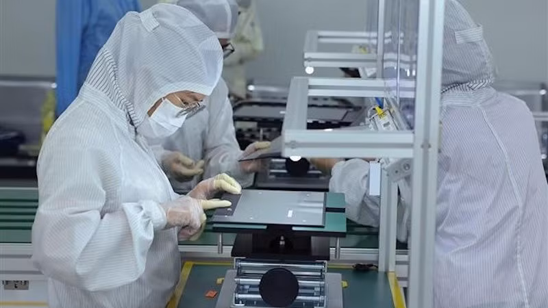 Сборка ноутбуков на заводе Heesung Electronics в промышленном парке Чангзуе, район Анзыонг, город Хайфон. Фото: ВИА