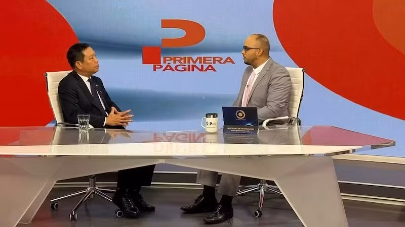 Посол Вьетнама в Венесуэле Ву Чунг Ми дает интервью в рамках телепрограммы телеканала Globovision. Фото: Посольство Вьетнама в Венесуэле