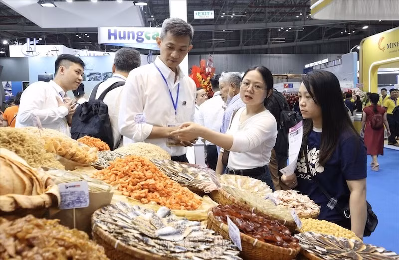 Предприятие представляет продукцию на выставке Vietfish 2026. Фото: Суан Ань/ ВИА