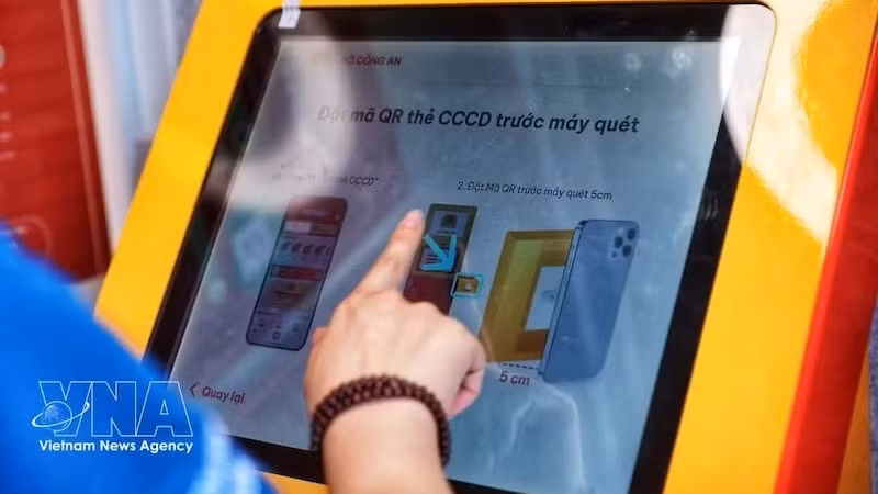 Киоск помогает пользователям пройти аутентификацию с помощью QR-кода на удостоверении личности гражданина или приложения VNeID для доступа к его услугам. Фото: ВИА