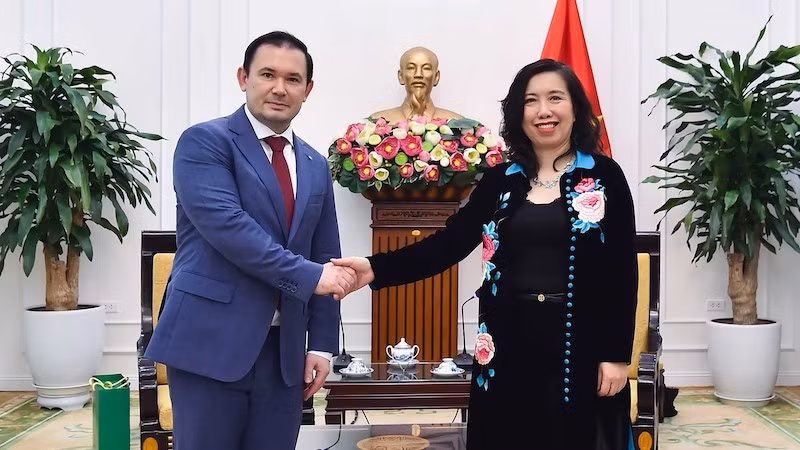 Заместитель министра Ле Тхи Тху Ханг и генеральный директор «Зарубежнефти» во Вьетнаме Александр Михайлов. Фото: baoquocte.vn