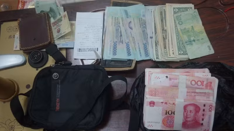 Пограничная застава международного пограничного пункта пропуска Лаокай выявила и пресекла многочисленные случаи незаконного перемещения иностранной валюты через международный автомобильный пункт пропуска Лаокай. Фото: ВИА