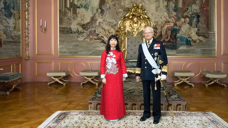 Посол Фам Тхи Ким Хоа и Король Швеции Карл XVI Густав. Фото: Посольство Вьетнама в Швеции