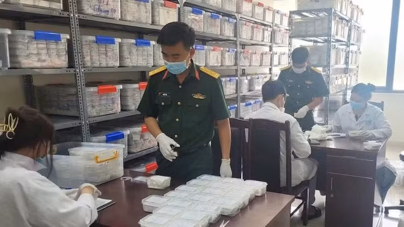 Рабочая делегация Военного командования города Хюэ передает образцы останков павших военнослужащих Вьетнамской академии наук и технологий. Фото: Ле Шау
