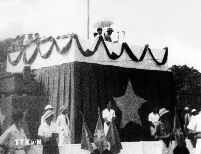 2 сентября 1945 года на площади Бадинь Президент Хо Ши Мин зачитал Декларацию независимости, провозгласив создание Демократической Республики Вьетнам. Фото: ВИА
