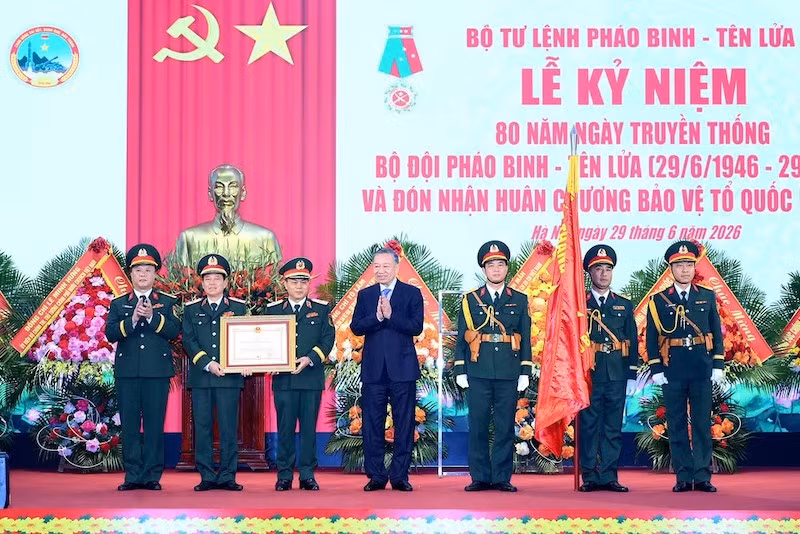 Генеральный секретарь ЦК КПВ, Президент Вьетнама То Лам вручает Орден Защиты Отечества 1-й степени Командованию артиллерийских и ракетных войск. Фото: Данг Кхоа