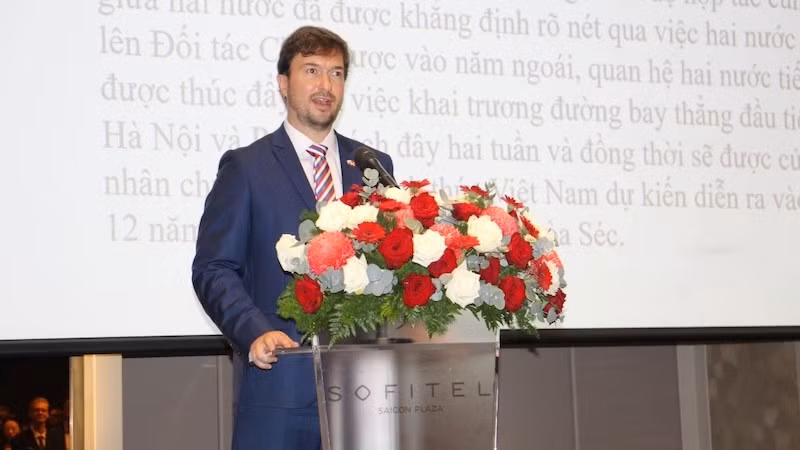 Посол Чехии во Вьетнаме Лукаш Кауцкий выступает на церемонии. (Фото: hochiminhcity.gov.vn)