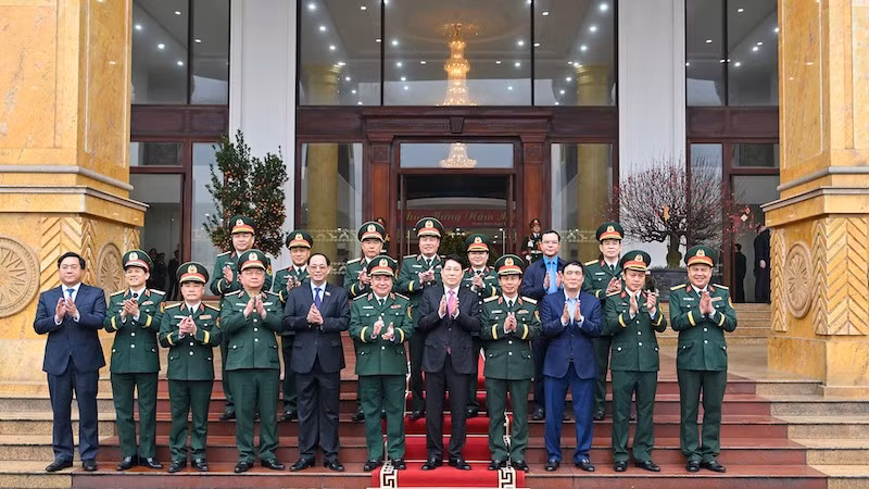 Президент Лыонг Кыонг и военнослужащие 2-го военного округа. Фото: Тхюи Нгуен