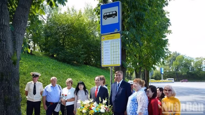 Автобусная остановка «Сквер Хо Ши Мина» во Владивостоке. Фото: Тхань Тхэ